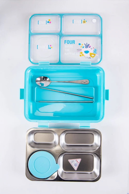 حافظة طعام مدرسية لون سماوي مقسمة و مزينة بكتابات و رسومات مع ملعقة و عيدان معدنية