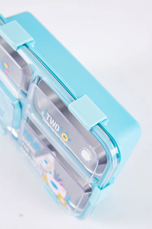 حافظة طعام مدرسية لون سماوي مقسمة و مزينة بكتابات و رسومات مع ملعقة و عيدان معدنية