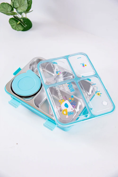 حافظة طعام مدرسية لون سماوي مقسمة و مزينة بكتابات و رسومات مع ملعقة و عيدان معدنية