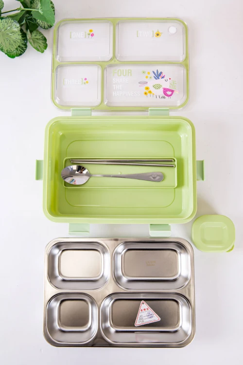 حافظة طعام مدرسية متعددة الألوان مقسمة و مزينة بكتابات و رسومات مع ملعقة و عيدان معدنية
