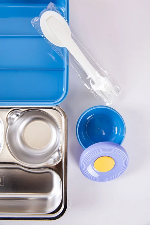 حافظة طعام مدرسية متعددة الألوان مقسمة و مزينة برسومات كرتونية مع ملعقة و شوكة بلاستيك