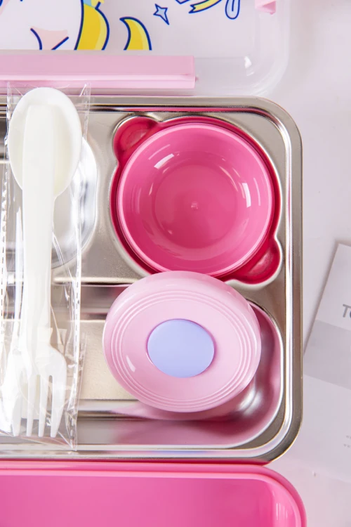 حافظة طعام مدرسية متعددة الألوان مقسمة و مزينة برسومات كرتونية مع ملعقة و شوكة بلاستيك