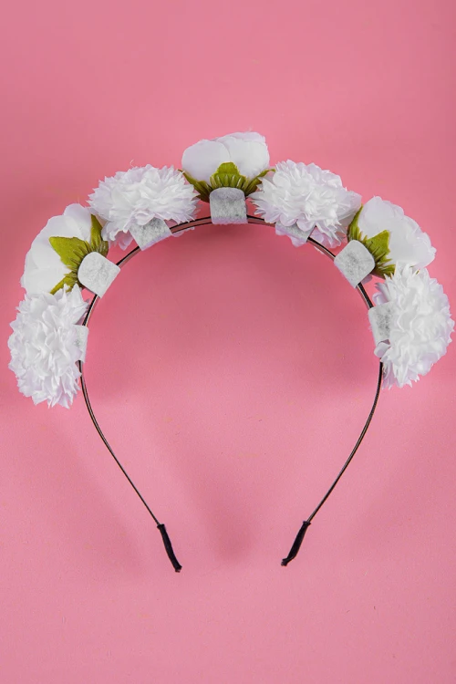 طوق شعر لون أسود مزين بالورود البيضاء