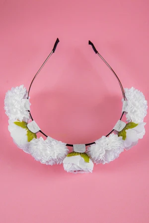 طوق شعر لون أسود مزين بالورود البيضاء