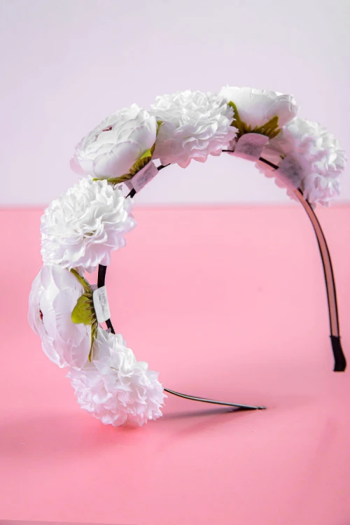 طوق شعر لون أسود مزين بالورود البيضاء