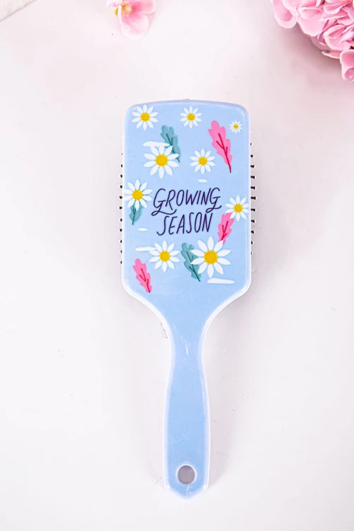 فرشاة شعر لون سماوي مزينة بكتابات و رسومات ملونة