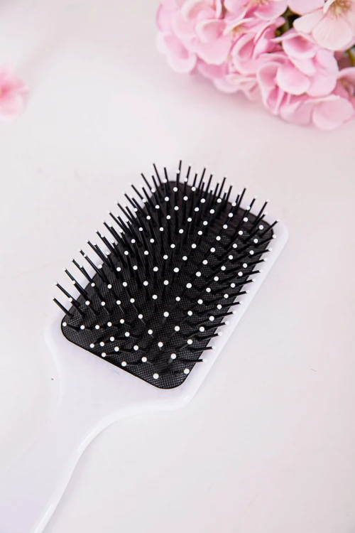 فرشاة شعر لون سماوي مزينة بكتابات و رسومات ملونة