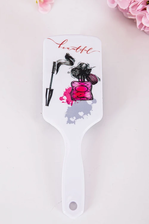 فرشاة شعر لون أبيض مزينة بكتابات و رسومات ملونة