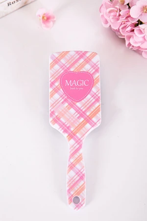 فرشاة شعر بنقشة مربعات لون وردي و برتقالي مزينة برسومات و كتابات 