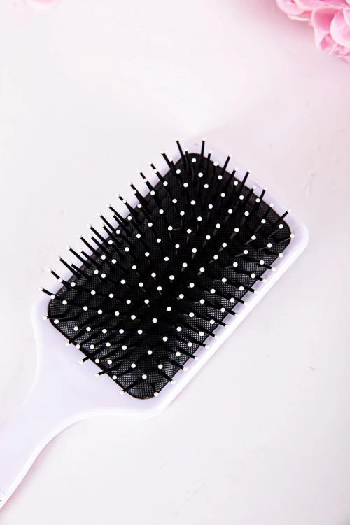 فرشاة شعر بنقشة مربعات لون وردي و برتقالي مزينة برسومات و كتابات