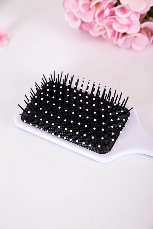 فرشاة شعر بنقشة مربعات لون وردي و برتقالي مزينة برسومات و كتابات