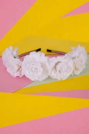 طوق شعر لون أسود مزين بالورود البيضاء