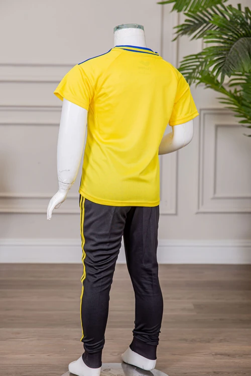 طقم ولادي رياضي قطعتين تيشيرت لون أصفر مقلم باللون الأزرق و بنطلون طويل لون أسود مخطط باللون الأصفر من الجانبين بجيوب و بزم من الأسفل