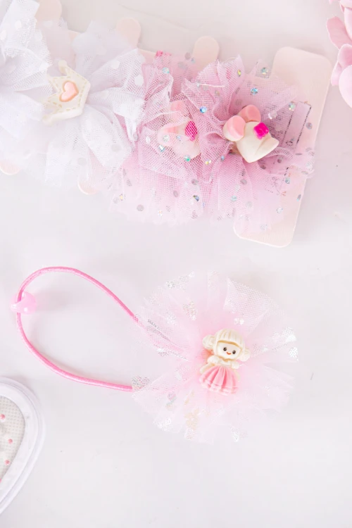 ربطة شعر 6 حبات على شكل ورود مزيج من اللون الوردي الفاتح و الغامق و الأبيض