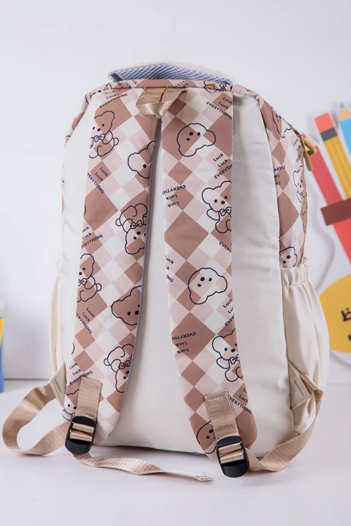 شنطة ظهر مدرسية بناتي لون بيج مزينة برسومات و كتابات بجيوب متعددة مع مقلمة