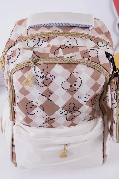 شنطة ظهر مدرسية بناتي لون بيج مزينة برسومات و كتابات بجيوب متعددة مع مقلمة