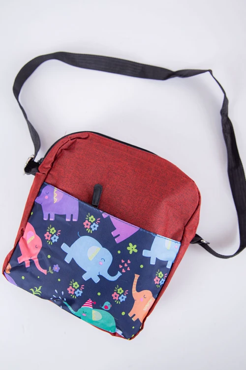 طقم شنط مدرسية قطعتين لون أحمر و كحلي مزينة برسومات كرتونية بجيوب متعددة