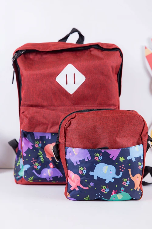 طقم شنط مدرسية قطعتين لون أحمر و كحلي مزينة برسومات كرتونية بجيوب متعددة
