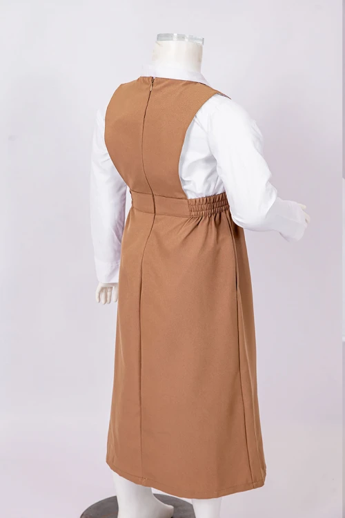 مريول مدرسي بناتي روضة لون بيج ياقة قصة سبعة بزم في الخصر و جيب من اليمين مع قميص أبيض ياقة مطوية  بأزرار من الأمام و بأكمام طويلة