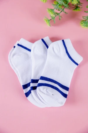 جوارب لون أبيض مزينة بخطوط باللون الأزرق 3 حبات