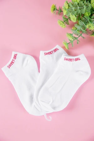 جوارب بناتي لون أبيض مزينة بكتابات باللون الوردي 3 حبات