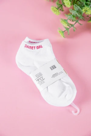 جوارب بناتي لون أبيض مزينة بكتابات باللون الوردي 3 حبات