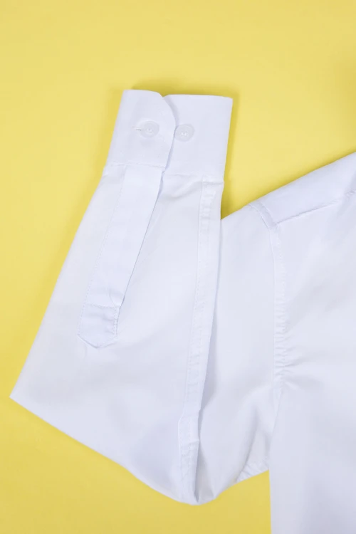 قميص مدرسي لون أبيض بياقة مطوية و بأزرار من الأمام و الأكمام