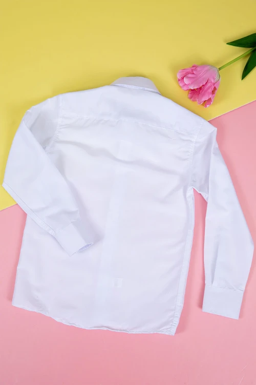 قميص مدرسي لون أبيض بياقة مطوية و بأزرار من الأمام و الأكمام