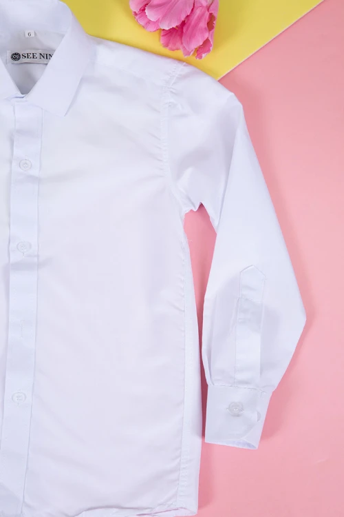 قميص مدرسي لون أبيض بياقة مطوية و بأزرار من الأمام و الأكمام