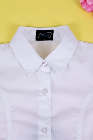 قميص مدرسي لون أبيض بياقة مطوية و بأزرار من الأمام و الأكمام 