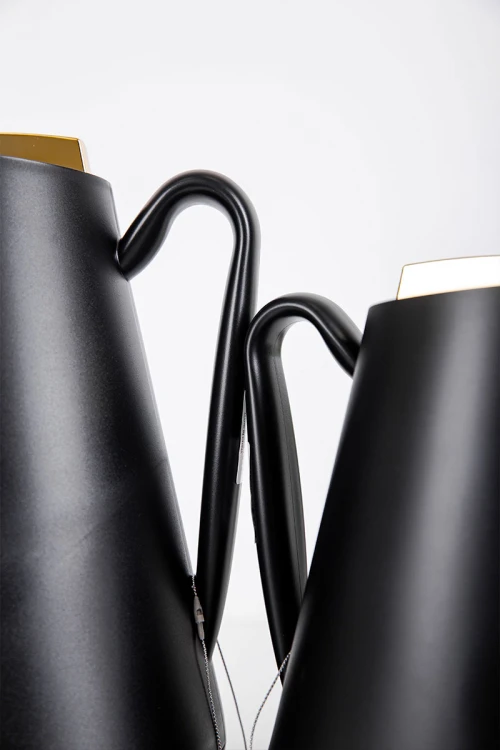 طقم 2 ترامس للقهوة و الشاي لون أسود بغطاء باللون الذهبي حافظ للحرارة و البرودة بسعة 1.5 لتر