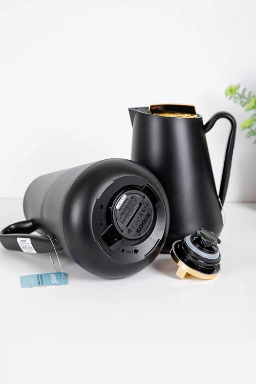 طقم 2 ترامس للقهوة و الشاي لون أسود بغطاء باللون الذهبي حافظ للحرارة و البرودة بسعة 1.5 لتر