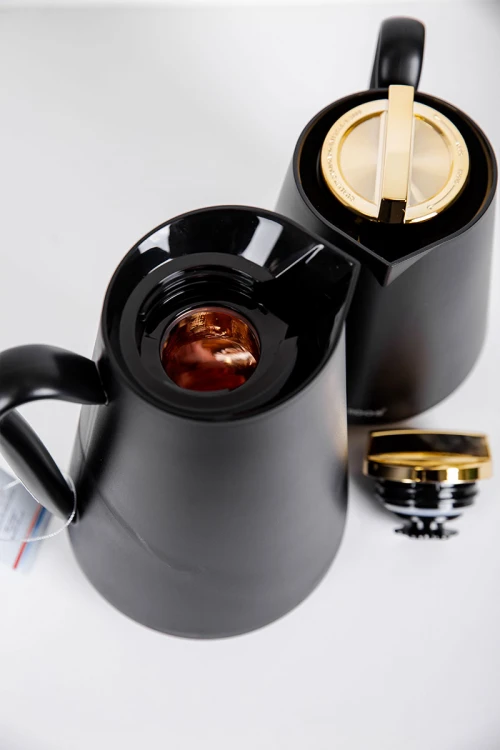 طقم 2 ترامس للقهوة و الشاي لون أسود بغطاء باللون الذهبي حافظ للحرارة و البرودة بسعة 1.5 لتر