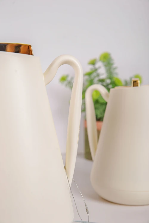 طقم 2 ترامس للقهوة و الشاي لون اوف وايت بغطاء باللون الذهبي حافظ للحرارة و البرودة بسعة 1.5 لتر