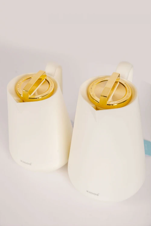 طقم 2 ترامس للقهوة و الشاي لون اوف وايت بغطاء باللون الذهبي حافظ للحرارة و البرودة بسعة 1.5 لتر