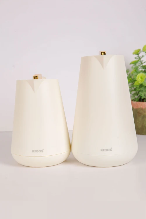 طقم 2 ترامس للقهوة و الشاي لون اوف وايت بغطاء باللون الذهبي حافظ للحرارة و البرودة بسعة 1.5 لتر