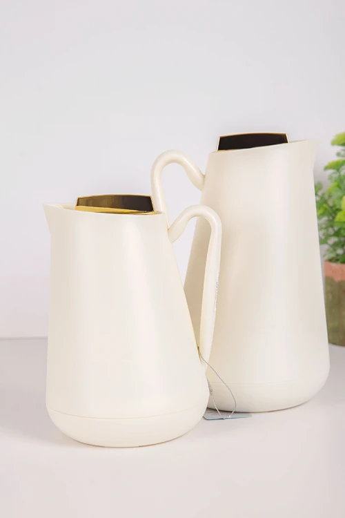 طقم 2 ترامس للقهوة و الشاي لون اوف وايت بغطاء باللون الذهبي حافظ للحرارة و البرودة بسعة 1.5 لتر