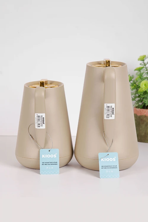 طقم 2 ترامس للقهوة و الشاي لون بيج غامق بغطاء باللون الذهبي حافظ للحرارة و البرودة بسعة 1.5 لتر