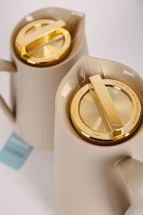 طقم 2 ترامس للقهوة و الشاي لون بيج غامق بغطاء باللون الذهبي حافظ للحرارة و البرودة بسعة 1.5 لتر