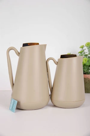 طقم 2 ترامس للقهوة و الشاي لون بيج غامق بغطاء باللون الذهبي حافظ للحرارة و البرودة بسعة 1.5 لتر