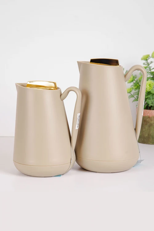 طقم 2 ترامس للقهوة و الشاي لون بيج غامق بغطاء باللون الذهبي حافظ للحرارة و البرودة بسعة 1.5 لتر