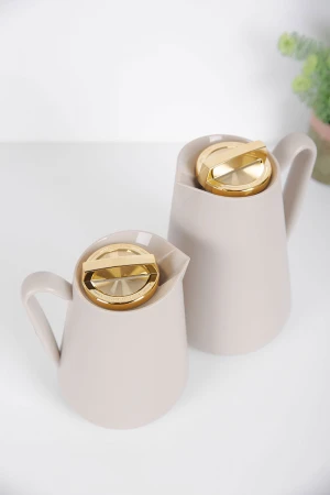 طقم 2 ترامس للقهوة و الشاي لون بيج فاتح بغطاء باللون الذهبي حافظ للحرارة و البرودة بسعة 1.5 لتر