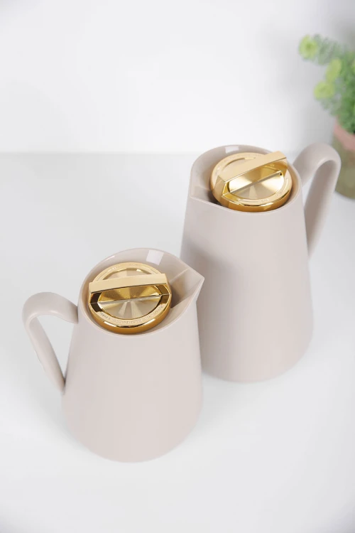 طقم 2 ترامس للقهوة و الشاي لون بيج فاتح بغطاء باللون الذهبي حافظ للحرارة و البرودة بسعة 1.5 لتر