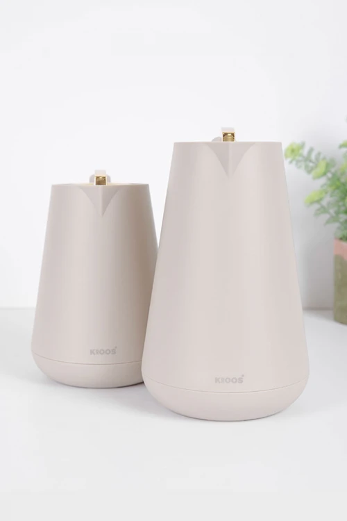 طقم 2 ترامس للقهوة و الشاي لون بيج فاتح بغطاء باللون الذهبي حافظ للحرارة و البرودة بسعة 1.5 لتر