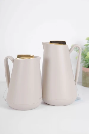 طقم 2 ترامس للقهوة و الشاي لون بيج فاتح بغطاء باللون الذهبي حافظ للحرارة و البرودة بسعة 1.5 لتر