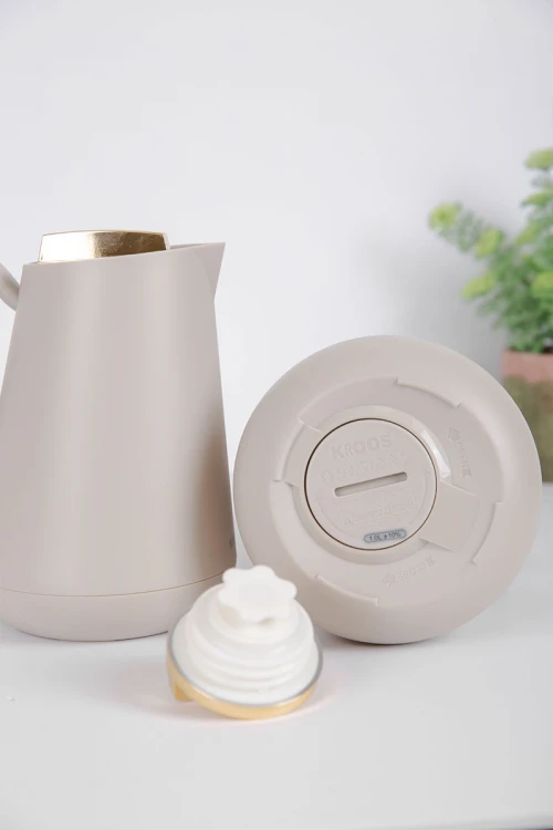 طقم 2 ترامس للقهوة و الشاي لون بيج فاتح بغطاء باللون الذهبي حافظ للحرارة و البرودة بسعة 1.5 لتر