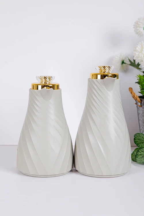 طقم 2 ترامس للقهوة و الشاي لون رمادي بغطاء باللون الذهبي حافظ للحرارة و البرودة بسعة 1.7 لتر