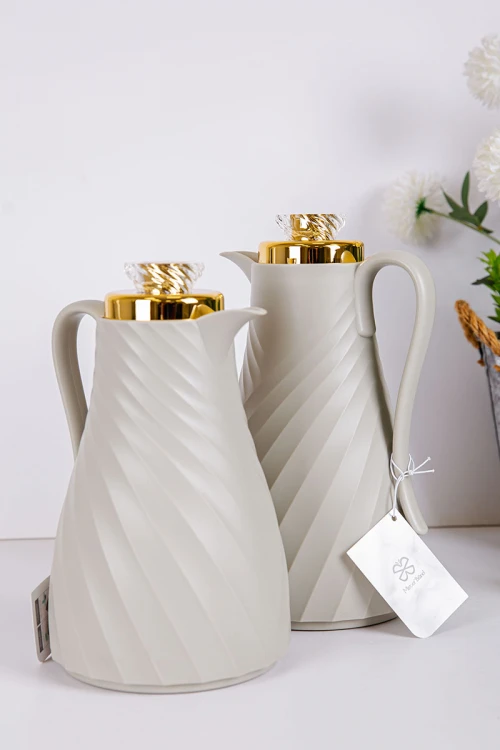 طقم 2 ترامس للقهوة و الشاي لون رمادي بغطاء باللون الذهبي حافظ للحرارة و البرودة بسعة 1.7 لتر