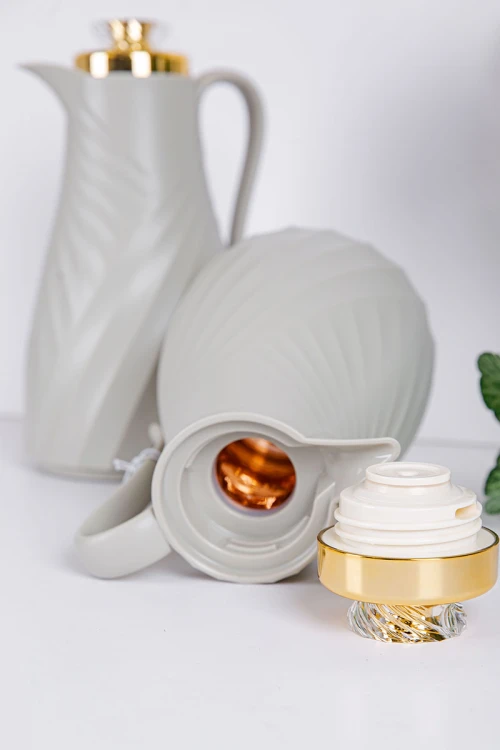 طقم 2 ترامس للقهوة و الشاي لون رمادي بغطاء باللون الذهبي حافظ للحرارة و البرودة بسعة 1.7 لتر