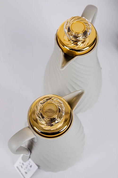 طقم 2 ترامس للقهوة و الشاي لون رمادي بغطاء باللون الذهبي حافظ للحرارة و البرودة بسعة 1.7 لتر